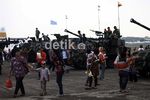 Anak-anak Bergaya dengan Alutsista TNI