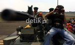 Anak-anak Bergaya dengan Alutsista TNI