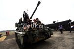 Anak-anak Bergaya dengan Alutsista TNI