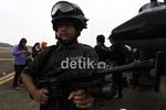 Anak-anak Bergaya dengan Alutsista TNI