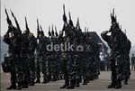 Kolone Senapan & Beladiri Meriahkan HUT TNI