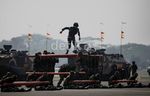 Kolone Senapan & Beladiri Meriahkan HUT TNI