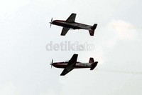 Dua pesawat TNI bermanuver di langit Halim.