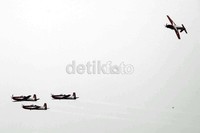 Atraksi pesawat dan helikopter ini berhasil memukau penonton.