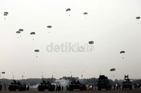 Kendaraan tempur TNI juga dihadirkan dalam peringatan HUT ke-67 TNI.