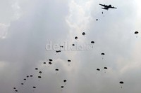 Terjun payung juga memeriahkan HUT ke-67 TNI.