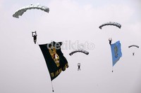 Penerjun juga mengibarkan bendera TNI dan bendera satuan TNI.