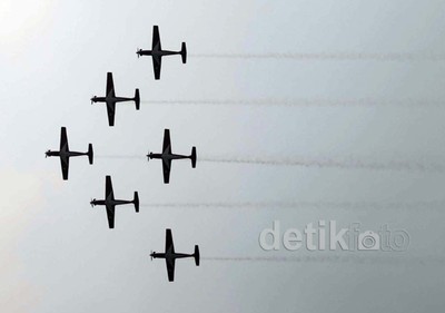 Atraksi Udara Warnai HUT TNI