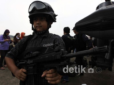 Anak-anak Bergaya dengan Alutsista TNI