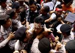 Demo di Gedung KPK Ricuh
