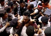 Polisi berusaha menenangkan demonstran yang berunjukrasa di halaman dalam gedung KPK. (Ramses/detikcom).
