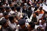 Demo di Gedung KPK Ricuh