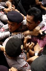 Demo di Gedung KPK Ricuh