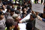 Demo di Gedung KPK Ricuh