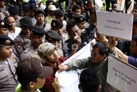 Para pendemo berorasi di halaman dalam gedung KPK. (Ramses/detikcom).