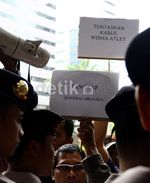 Demo di Gedung KPK Ricuh