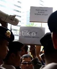 Para pendemo juga membawa poster-poster berisi tuntutan. (Ramses/detikcom).