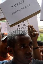 Demo di Gedung KPK Ricuh