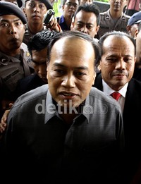 Djoko tidak memberi keterangan apapun kepada puluhan awak media yang menantinya. (Ramses/detikcom).