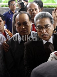 Djoko memenuhi panggilan KPK dengan didampingi Hotma Sitompoel, Juniver Girsang, dan Tommy Sitohang. (Ramses/detikcom).
