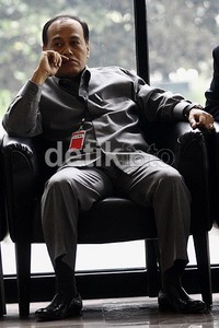 Djoko duduk di ruang tunggu gedung KPK. (Ramses/detikcom).