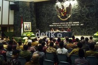 Fauzi Bowo memperkenalkan jajaran Satuan Perangkat Kerja Daerah (SKPD) kepada Joko Widodo. Dalam acara itu, Foke memanggil Jokowi dengan sebutan gubernur terpilih.