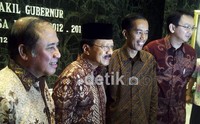 Gubernur dan Wakil Gubernur DKI Jakarta berfoto bersama calon pengganti mereka.