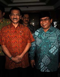 Menteri Dalam Negeri Gamawan Fauzi berbincang-bincang dengan Ketua Umum LDII Abdullah Syam membicaran RUU Ormas di Kementerian Dalam Negeri, Jakarta. Mendagri