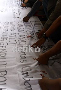 Sejumlah massa melakukan cap jempol darah untuk mendukung KPK menangkap Djoko Susilo yang telah menjadi tersangka dalam kasus Simulator. Ramses/detikcom.
