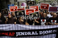 Dengan membawa berbagai poster, massa menyatakan dukungan kepada KPK agar  menangkap Irjen Pol Djoko Susilo. Ramses/detikcom.
