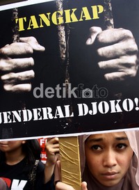 Seperti diketahui Inspektur Jenderal Polisi Djoko Susilo telah ditetapkan sebagai tersangka dalam kasus dugaan korupsi proyek simulator SIM di Korlantas Polri. Hari ini Djoko Susilo, akhirnya memenuhi panggilan pemeriksaan Komisi Pemberantasan Korupsi (KPK). Ramses/detikcom.