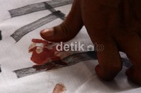 Sejumlah massa melakukan stempel jempol darah untuk mendukung KPK menangkap Djoko Susilo yang telah menjadi tersangka dalam kasus Simulator. Ramses/detikcom.