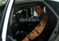 Jokowi yang mengenakan batik warna cokelat, tiba di Gedung Nusantara I DPR, Senayan, Jakarta, sekitar pukul 09.50 WIB. (Ramses/detikcom).