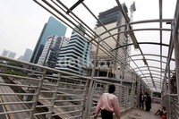 Jembatan Penyeberangan Orang (JPO) menuju koridor Busway Depkes Kuningan, Jakarta, tanpa penutup atap.
