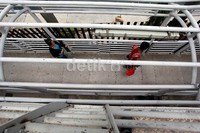 Pejalan kaki melintas di Jembatan Penyebrangan Orang (JPO) yang tidak beratap di Jl Rasuna Said, Jakarta.