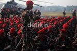 Prajurit Kopasus dan Kostrad Tampil Kompak