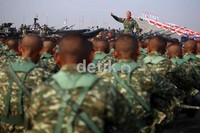 Seorang komandan regu prajurit Kostrad memberikan semangat kepada prajuritnya.