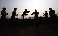 Para komandan regu prajurit Kostrad memberikan semangat.