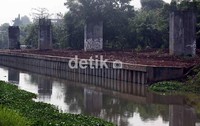 Tiang-tiang beton yang pernah dipasang untuk pembangunan proyek jalan layang non tol (JLNT) Bekasi-Cawang-Kampung Melayu (Becakayu), masih berdiri kokoh di sepanjang sisi Kalimalang Raya, Jumat (5/10).