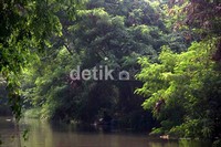 Bermodalkan ban dalam bekas, mereka menyusuri Kalimalang untuk mencari ikan.