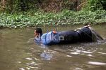 Mencari Ikan di Kalimalang