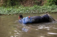 Dalam sehari mereka harus menyusuri Kalimalang sepanjang 10 km. Hasil tangkapan kemudian dijual untuk biaya hidup keluarga.