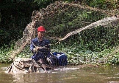 Mencari Ikan di Kalimalang