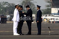 Dalam kesempatan tersebut, Presiden SBY menyematkan tanda kehormatan kepada Kolonel Laut (P) E Estu Prabowo, Lettu Czi P. Manurung, dan Serka Warsono.