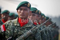 Prajurit dari semua angkatan TNI mengikuti upacara ini.