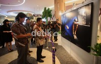 Tifatul memotong pita tanda dibukanya pameran foto ini.