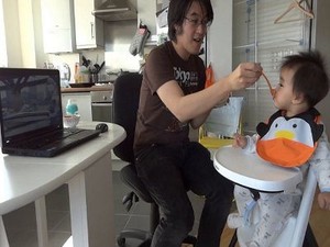Bayi Ini Baru Mau Makan Jika Ada Lagu Gangnam Style!