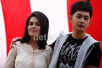 Ibu dan anak itu terlihat sangat akrab.