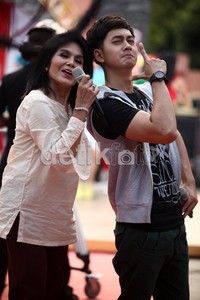 Keakraban Kiki Farel dan mama Dahlia.