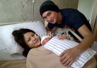 Anji dan Wina tampak bahagia.